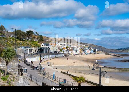 Lyme Regis, Dorset, Großbritannien. März 2021, 16th. UK Wetter: Herrliche Frühlingssonne im Badeort Lyme Regis. Der Strand war heute ruhig, trotz der milden warmen Sonne und des blauen Himmels. Kredit: Celia McMahon/Alamy Live Nachrichten Stockfoto