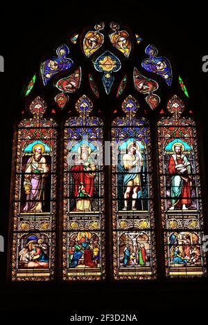 Saintes (Zentral-West-Frankreich): Innenansicht der St. Peter's Cathedral mit einem Glasfenster aus dem 19th. Jahrhundert in der Kapelle von Stockfoto