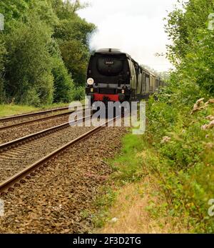 Schlacht der britischen Klasse pacific No 34067 Tangmere, die mit dem britischen Pullman-Zug durch das ländliche Wiltshire fährt. 29th. August 2007. Stockfoto