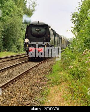 Schlacht der britischen Klasse pacific No 34067 Tangmere, die mit dem britischen Pullman-Zug durch das ländliche Wiltshire fährt. 29th. August 2007. Stockfoto