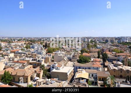 Oktober 03 2020 - NIKOSIA/Zypern: Blick auf Nikosia (Lefkosia), die letzte geteilte Hauptstadt der Welt vom Shacolas (oder "Siakolas") Turm, dem östlichen V Stockfoto