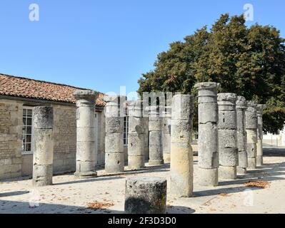 Saintes (Zentral-West-Frankreich): Römische Säulen in der Nähe des Germanikusbogens, Reste der römischen Antike, auf dem Platz „Esplanade Andre Malraux“ Stockfoto