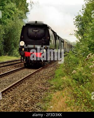 Schlacht der britischen Klasse pacific No 34067 Tangmere, die mit dem britischen Pullman-Zug durch das ländliche Wiltshire fährt. 29th. August 2007. Stockfoto