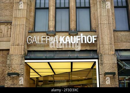 Nahaufnahme des Eingangs des Kaufhauses Galeria Kaufhof in der Königsallee in Düsseldorf. Galeria Kaufhof ist eine deutsche Kaufhauskette. Stockfoto