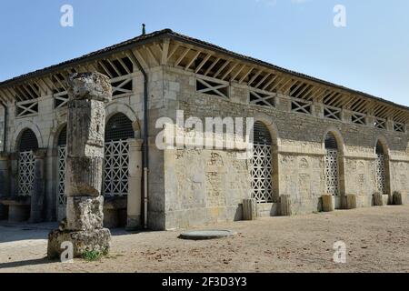 Saintes (Zentral-West-Frankreich): Römisches Gebäude in der Nähe des Germanikusbogens, Reste der römischen Antike, auf dem Platz „Esplanade Andre Malraux“. Stockfoto