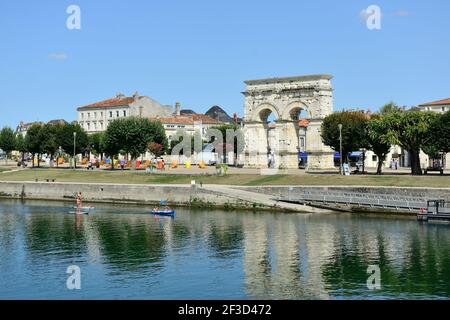 Saintes (Zentral-West-Frankreich): Der Germanikusbogen, ein Überbleibsel der römischen Antike, wurde am rechten Ufer des Flusses Charente, in “Esplanade Stockfoto