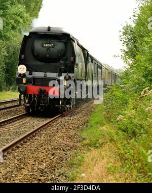 Schlacht der britischen Klasse pacific No 34067 Tangmere, die mit dem britischen Pullman-Zug durch das ländliche Wiltshire fährt. 29th. August 2007. Stockfoto