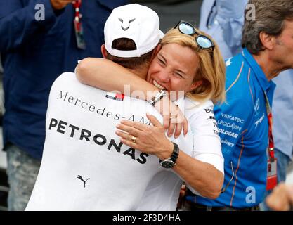 HAMILTON Lewis (gbr), Mercedes AMG F1 Petronas GP W09 Hybrid EQ Power+, Portrait, feiert seine Pole Position mit Britta Seeger, Mercedes-Benz Cars Marketing & Sales während der Formel 1 Weltmeisterschaft 2018, grand Prix von frankreich am 22. Bis 24. juni in Le Castellet - Foto DPPI Stockfoto