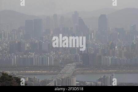 Seoul, Südkorea. März 2021, 16th. Das am 16. März 2021 aufgenommene Foto zeigt die von Smog umhüllte Innenstadt von Seoul, Südkorea. Quelle: Seo Yu-Seok/Xinhua/Alamy Live News Stockfoto