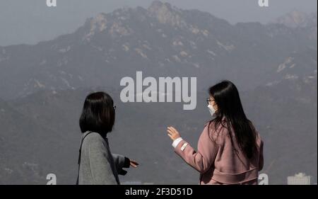 Seoul, Südkorea. März 2021, 16th. Menschen besuchen den Namsan Park inmitten von Smog in Seoul, Südkorea, 16. März 2021. Quelle: Seo Yu-Seok/Xinhua/Alamy Live News Stockfoto