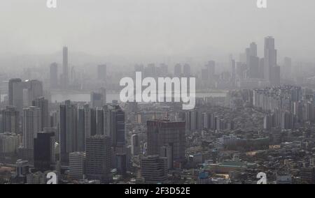 Seoul, Südkorea. März 2021, 16th. Das am 16. März 2021 aufgenommene Foto zeigt die von Smog umhüllte Innenstadt von Seoul, Südkorea. Quelle: Seo Yu-Seok/Xinhua/Alamy Live News Stockfoto