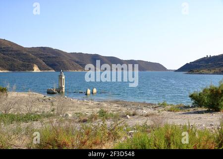 Die verlassene Kirche St. Nikolaus am Kouris Stausee. Zypern. Stockfoto