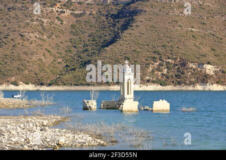 Die verlassene Kirche St. Nikolaus am Kouris Stausee. Zypern. Stockfoto