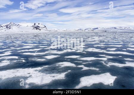 Eisberg und Berglandschaft - SpätfrühlingsSpitzbergen Norwegen LA003654 Stockfoto