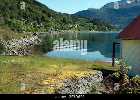 Norwegen, Häuser und Küste am Sognefjord Stockfoto