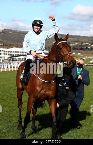 Rachael Blackmore an Bord von Honeysuckle feiert den Sieg in der Unibet Champion Hurdle Challenge Trophy (Klasse 1) am ersten Tag des Cheltenham Festivals auf der Cheltenham Rennbahn. Bilddatum: Dienstag, 16. März 2021. Stockfoto