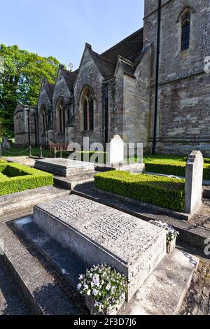 Das Grab von Sir Winston Churchill und seiner Frau Clementine auf dem Friedhof der St. Martins Kirche in Bladon, Oxfordshire UK Stockfoto