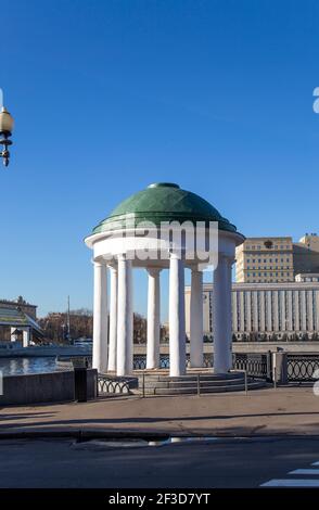 Die Rotunde auf dem Puschkinskaja-Damm im Gorki-Park in Moskau, Russland (Architekt M. F. Kazakov gebaut im frühen neunzehnten Jahrhundert) Stockfoto