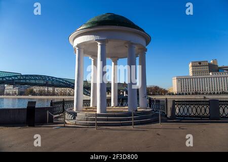 Die Rotunde auf dem Puschkinskaja-Damm im Gorki-Park in Moskau, Russland (Architekt M. F. Kazakov gebaut im frühen neunzehnten Jahrhundert) Stockfoto