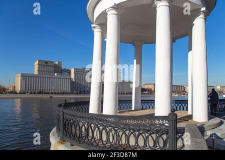 Die Rotunde auf dem Puschkinskaja-Damm im Gorki-Park in Moskau, Russland (Architekt M. F. Kazakov gebaut im frühen neunzehnten Jahrhundert) Stockfoto