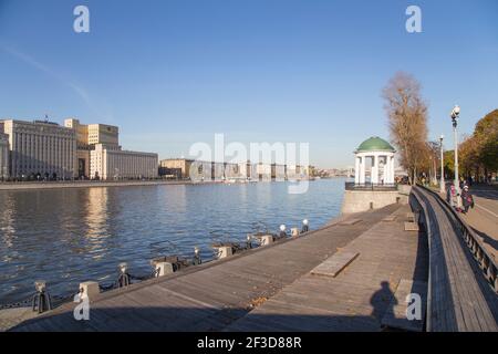 Die Rotunde auf dem Puschkinskaja-Damm im Gorki-Park in Moskau, Russland (Architekt M. F. Kazakov gebaut im frühen neunzehnten Jahrhundert) Stockfoto