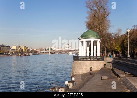 Die Rotunde auf dem Puschkinskaja-Damm im Gorki-Park in Moskau, Russland (Architekt M. F. Kazakov gebaut im frühen neunzehnten Jahrhundert) Stockfoto