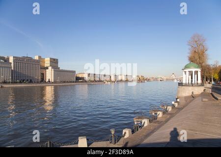 Die Rotunde auf dem Puschkinskaja-Damm im Gorki-Park in Moskau, Russland (Architekt M. F. Kazakov gebaut im frühen neunzehnten Jahrhundert) Stockfoto