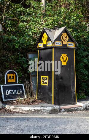 Altmodische Straßenrand AA-Box 289 an Devil' Bridge mit Telefon für gestrandete Autofahrer, Pannendienst, Reiseinformationen und Hilfe Stockfoto