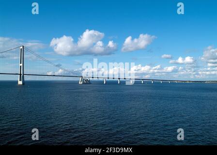 Storebæltsbroen die Brücke über den Großen Gürtel für Fahrzeuge und Züge, eine Mautbrücke zwischen Seeland und Fünen in Dänemark Stockfoto