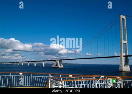 Storebæltsbroen die Brücke über den Großen Gürtel für Fahrzeuge und Züge, eine Mautbrücke zwischen Seeland und Fünen in Dänemark Stockfoto