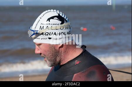 Morecambe, Lancashire, Großbritannien. März 2021, 16th. Mitglieder der Freiwasser-Schwimmgruppe MALOWS (Morecambe und Lancaster Lancashire Open Water Swimming) genießen die Gewässer der Morecambe Bay in Morecambe, Lancashire. Die Gruppe ist von einem Mitglied im Jahr 2017 auf 2.900 Mitglieder angewachsen, die jetzt ein erfrischendes Bad als Gegenmittel gegen den Druck der Pandemie genießen. Kredit: John Eveson/Alamy Live Nachrichten Stockfoto