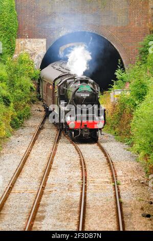 Die LMS Black Five No 44932, die mit dem Cathedrals Express aus dem Kemble-Tunnel nach Gloucester auftaucht, verlangsamt sich für einen planmäßigen Wasserstopp. 12.08.2010. Stockfoto