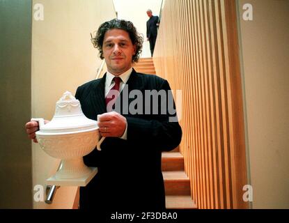 MARCO PIERRE WHITE WAR HEUTE OKTOBER 2000VOTED KOCH DES JAHRZEHNTS VON SEINEN KOLLEGEN, BEI EINER PREISVERLEIHUNG VON DER AA AUSGERICHTET, IN LONDON. BILD ZEIGT IHN MIT DER PORZELLANSCHÜSSEL, DIE ER GEWONNEN HAT Stockfoto