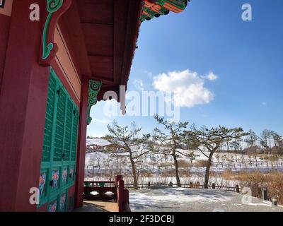 Teilansicht des Cheongsong Pavillons auf Pine Island in Pyeongchang, Südkorea. Es ist eine Nachahmung des Hyangwon Pavillons Stockfoto