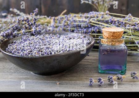 Lavendel getrocknete Blumen und Aroma in kleiner Flasche Stockfoto