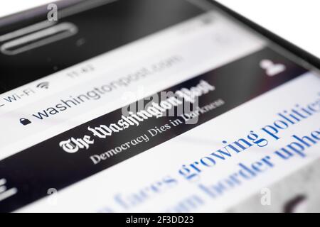 Smartphone öffnet die Nachrichtenwebsite „Washington Post“ auf der Titelseite. Isoliert auf Weiß Stockfoto