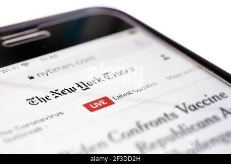 Smartphone öffnet die Webseite der New York Times auf der Titelseite. Isoliert auf Weiß Stockfoto