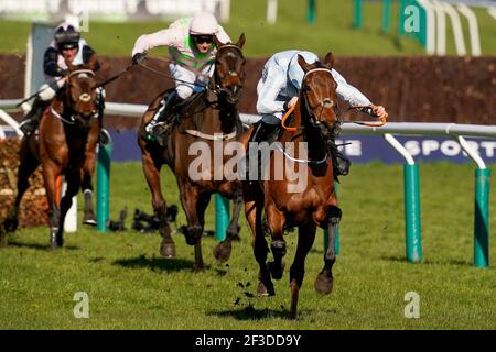 Rachael Blackmore reitet Honeysuckle die letzte, die die Unibet Champion Hurdle Challenge Trophy am ersten Tag des Cheltenham Festivals auf der Cheltenham Rennbahn gewann. Bilddatum: Dienstag, 16. März 2021. Stockfoto