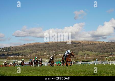 Rachael Blackmore reitet Honeysuckle die letzte, die die Unibet Champion Hurdle Challenge Trophy am ersten Tag des Cheltenham Festivals auf der Cheltenham Rennbahn gewann. Bilddatum: Dienstag, 16. März 2021. Stockfoto