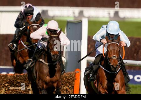 Rachael Blackmore reitet Honeysuckle die letzte, die die Unibet Champion Hurdle Challenge Trophy am ersten Tag des Cheltenham Festivals auf der Cheltenham Rennbahn gewann. Bilddatum: Dienstag, 16. März 2021. Stockfoto