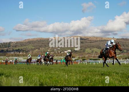 Rachael Blackmore reitet Honeysuckle die letzte, die die Unibet Champion Hurdle Challenge Trophy am ersten Tag des Cheltenham Festivals auf der Cheltenham Rennbahn gewann. Bilddatum: Dienstag, 16. März 2021. Stockfoto