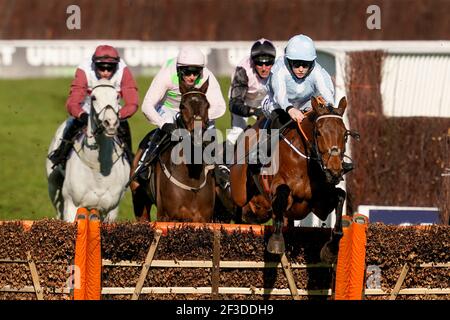 Rachael Blackmore reitet Honeysuckle die letzte, die die Unibet Champion Hurdle Challenge Trophy am ersten Tag des Cheltenham Festivals auf der Cheltenham Rennbahn gewann. Bilddatum: Dienstag, 16. März 2021. Stockfoto