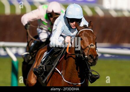 Rachael Blackmore reitet Honeysuckle die letzte, die die Unibet Champion Hurdle Challenge Trophy am ersten Tag des Cheltenham Festivals auf der Cheltenham Rennbahn gewann. Bilddatum: Dienstag, 16. März 2021. Stockfoto