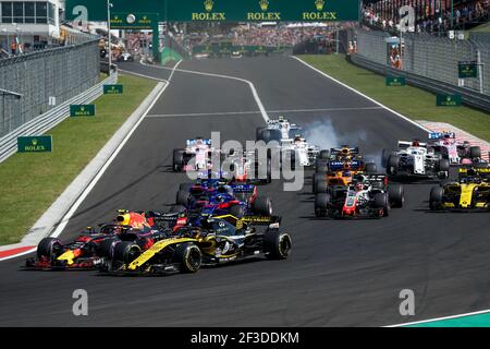 Start des Rennens. SAINZ Carlos (SPA), Renault Sport F1 Team RS18, VERSTAPPEN Max (NED), Aston Martin Red Bull Racing Tag Heuer RB14, und Kontakt im Hintergrund zwischen ERICSSON Marcus (wir), Alfa Romeo sauber F1 Team C37, Und RICCIARDO Daniel (aus), Aston Martin Red Bull Racing Tag Heuer RB14, Action während der Formel 1 Weltmeisterschaft 2018, Grand Prix von Ungarn vom 26. Bis 29. Juli, Hungaroring, Budapest - Foto Florent Gooden / DPPI Stockfoto