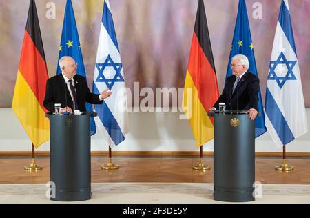 Berlin, Deutschland. März 2021, 16th. Bundespräsident Frank-Walter Steinmeier (r) und der israelische Staatspräsident Reuven Rivlin sprechen im Anschluss an ihre Gespräche im Schloss Bellevue bei einer Pressekonferenz. Quelle: Bernd von Jutrczenka/dpa/Alamy Live News Stockfoto