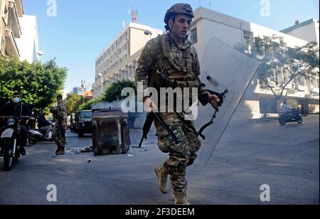 (210316) -- BEIRUT, 16. März 2021 (Xinhua) -- EIN Soldat patrouilliert auf einer Straßenkreuzung, die von Demonstranten in Beirut, Libanon, blockiert wurde, 16. März 2021. Demonstranten blockierten am Dienstag die meisten Straßen im Libanon bei Protesten gegen den massiven Zusammenbruch der nationalen Währung gegenüber dem Dollar und den Anstieg der Rohstoffpreise. (Xinhua/Bilal Jawich) Stockfoto