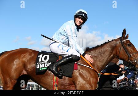 Rachael Blackmore an Bord von Honeysuckle feiert den Sieg in der Unibet Champion Hurdle Challenge Trophy (Klasse 1) am ersten Tag des Cheltenham Festivals auf der Cheltenham Rennbahn. Bilddatum: Dienstag, 16. März 2021. Stockfoto