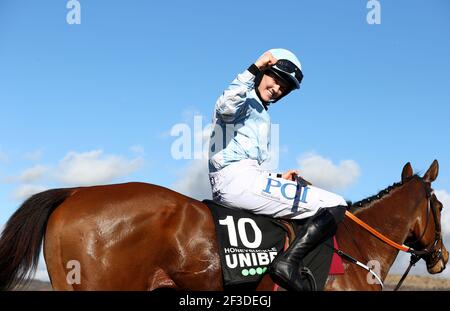 Rachael Blackmore an Bord von Honeysuckle feiert den Sieg in der Unibet Champion Hurdle Challenge Trophy (Klasse 1) am ersten Tag des Cheltenham Festivals auf der Cheltenham Rennbahn. Bilddatum: Dienstag, 16. März 2021. Stockfoto