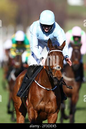 Rachael Blackmore an Bord von Honeysuckle feiert den Sieg in der Unibet Champion Hurdle Challenge Trophy (Klasse 1) am ersten Tag des Cheltenham Festivals auf der Cheltenham Rennbahn. Bilddatum: Dienstag, 16. März 2021. Stockfoto