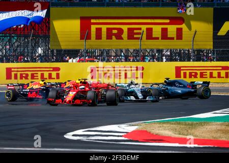 Start des Rennens. VETTEL Sebastian (ger), Scuderia Ferrari SF71H, BOTTAS Valtteri (fin), Mercedes AMG F1 Petronas GP W09 Hybrid EQ Power+, Und HAMILTON Lewis (gbr), Mercedes AMG F1 Petronas GP W09 Hybrid EQ Power+, Crash im Hintergrund mit RÄIKKÖNEN Kimi (FIN), Scuderia Ferrari SF71H, Action während der Formel 1 Weltmeisterschaft 2018, Grand Prix von England vom 5. Bis 8. juli, in Silverstone, Großbritannien - Foto DPPI Stockfoto